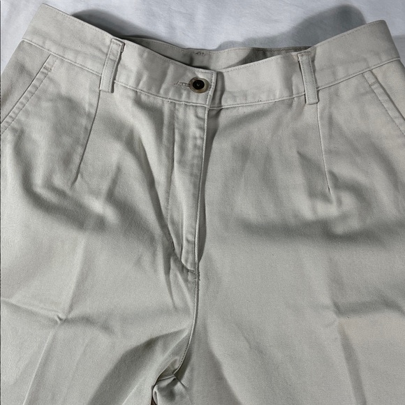 L.L. Bean womens stone khaki rugged pleated 9" inseam chino shorts - size 8 - Picture 1 of 9